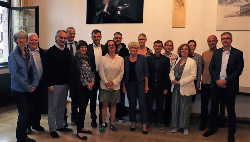 Passenderweise im Angesicht des Goldenen Dachls - im Bürgersaal des Historischen Rathauses in der Altstadt - empfing Bürgermeister Georg Willi am 8. Juli die TeilnehmerInnen des DACH-Kooperationstreffens 2019. DACH ist dabei ein Kunstwort für Deutschland, Österreich (A: Austria) und die Schweiz (CH: Confoederatio Helvetica). An der Kooperation beteiligen sich das Bundesamt für Umwelt Schweiz (BAFU), das Bundesamt für Naturschutz Deutschland (BfN), das Umweltbundesamt Deutschland (UBA D) sowie das Umweltbundesamt Österreich. Gemeinsam rücken sie den Natur- und Umweltschutz in den Mittelpunkt. Innsbrucks Bürgermeister gab den internationalen Gästen bei ihrem Besuch einen Einblick in die Herausforderungen und Vorteile, die mit dem alpin-urbanen Standort der Landeshauptstadt einher gehen. AA