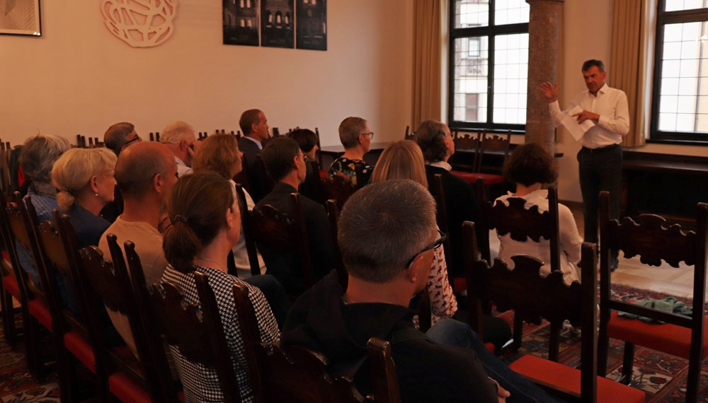 Passenderweise im Angesicht des Goldenen Dachls - im Bürgersaal des Historischen Rathauses in der Altstadt - empfing Bürgermeister Georg Willi am 8. Juli die TeilnehmerInnen des DACH-Kooperationstreffens 2019. DACH ist dabei ein Kunstwort für Deutschland, Österreich (A: Austria) und die Schweiz (CH: Confoederatio Helvetica). An der Kooperation beteiligen sich das Bundesamt für Umwelt Schweiz (BAFU), das Bundesamt für Naturschutz Deutschland (BfN), das Umweltbundesamt Deutschland (UBA D) sowie das Umweltbundesamt Österreich. Gemeinsam rücken sie den Natur- und Umweltschutz in den Mittelpunkt. Innsbrucks Bürgermeister gab den internationalen Gästen bei ihrem Besuch einen Einblick in die Herausforderungen und Vorteile, die mit dem alpin-urbanen Standort der Landeshauptstadt einher gehen. AA