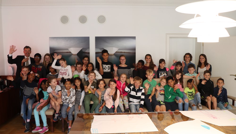 Im siebten Jahr in Folge betreuen die Kinderfreunde Tirol, beauftragt von der Stadt Innsbruck, in den Sommerferien SchülerInnen der Volks- und Mittelschulen. Pro Woche werden bis zu 175 Kinder an den drei Standorten „Schule am Inn“, „VS Innere Stadt“ und „VS Reichenau“ betreut. Um für eine abwechslungsreiche Unterhaltung zu sorgen, gibt es jede Woche einen neuen Themenschwerpunkt. Zum krönenden Abschluss der ersten Ferienwoche fand am Freitag, 12. Juli, passend zum Motto „Meine Stadt“ ein Kennenlernen mit Bürgermeister Georg Willi statt. JS