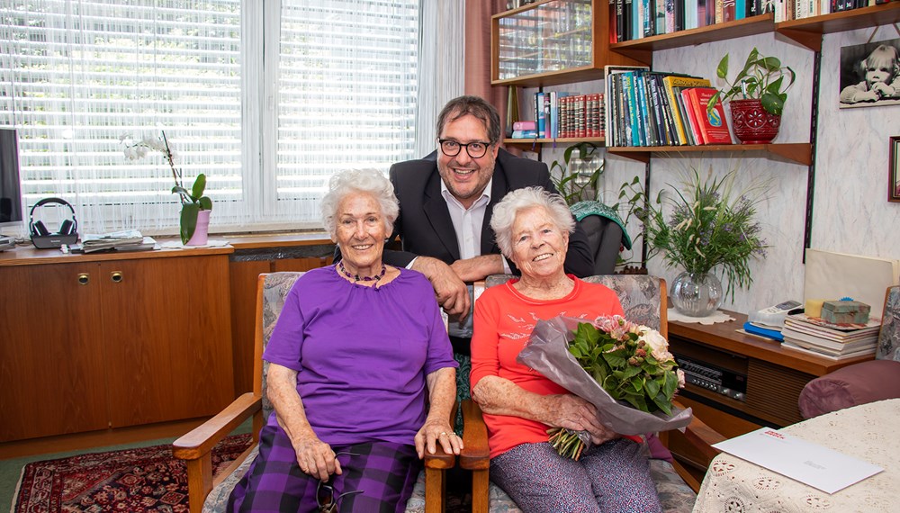 Vizebürgermeister Franz X. Gruber gratulierte Margareta Pfitscher (r.) im Beisein ihrer Bekannten Friederike Hausberger (l.) zum 100. Geburtstag.