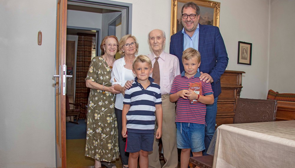 Im Kreise seiner Familie beglückwünschte Vizebürgermeister Franz X. Gruber (r.) dem Jubilar Gustav Weniger zu seinem 100. Geburtstag