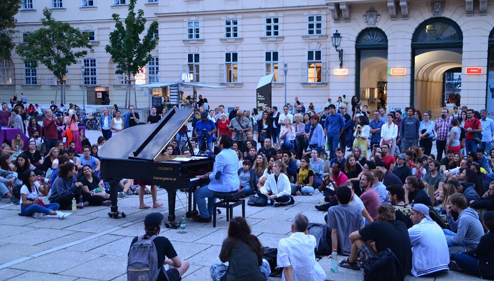 Das Open Piano lockte bereits im vergangenen Jahr zahlreiche Musikbegeisterte zum Zuhören und Vorspielen.