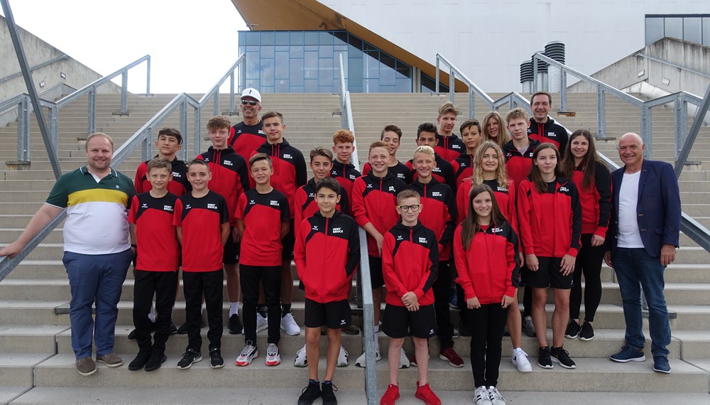 22 junge Innsbrucker SportlerInnen nehmen an den Internationalen Youth Games 2019 in Aalborg (Dänemark) von 30. Juli bis 4. August teil - im Bild mit ihren TrainerInnen für Fußball, Judo und Turnen bei der Verabschiedung vor der Olympiaworld. Delegationsleiter GR Lucas Krackl (links) und Sportausschussvorsitzender GR Kurt Wallasch (rechts)  fiebern vor Ort mit den jungen SportlerInnen bei den Wettbewerben mit: "Mit der regelmäßigen Innsbrucker Teilnahme an den Youth Games wird die Städtepartnerschaft mit Aalborg gepflegt. Für die Jugendlichen ist die Teilnahme an diesen Sportbewerben immer ein unvergessliches Erlebnis und sie schließen im Sinne eines vereinten Europas viele internationale Freundschaften."