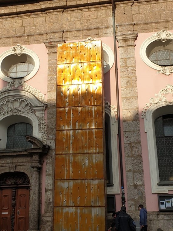 Ein Kunstwerk holt das aktuelle weltpolitische Geschehen nach Innsbruck: Bis Ende September sind vor und in der Innsbrucker Spitalskirche Objekte des Tiroler Künstlers Alois Schild zu sehen. Die Kunstinstallation ist eine Anspielung auf den von US-Präsident Donald Trump in Auftrag gegebenen Mauerbau an der Grenze zu Mexiko und macht einerseits die Abschottungspolitik gegenüber Menschen auf der Flucht und die Radikalisierung der Gesellschaft zum Thema, hält zugleich aber die Hoffnung auf die Überwindung von Spaltung und Ausgrenzung aufrecht.
Auf den Mauerbau, der in den Köpfen vieler Menschen auch in Europa vor sich gehe, weist Bürgermeister Georg Willi hin. „Wir übersehen dabei, wie sehr dieser neue Mauerbau an den Grundsätzen der Demokratie, an der Europäischen Friedensordnung und an den Menschenrechten rüttelt“, so Willi: „Diese Mauern trennen, sie spalten uns aber auch im Inneren und wir verlernen, Brücken zu bauen und aufeinander zuzugehen.“ Neben der Kunst sei es immer wieder auch die Kirche, die daran erinnere, „Brücken und nicht Mauern zu bauen“, so der Bürgermeister. Mehr Informationen zur Ausstellung unter www.dibk.at/Meldungen/Von-der-Mauer-zum-Korridor
