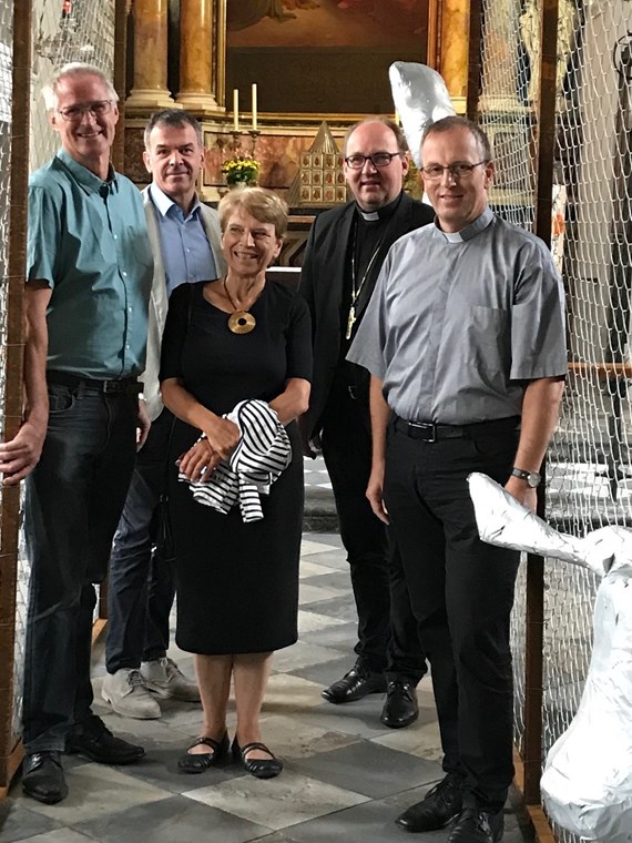 Ein Kunstwerk holt das aktuelle weltpolitische Geschehen nach Innsbruck: Bis Ende September sind vor und in der Innsbrucker Spitalskirche Objekte des Tiroler Künstlers Alois Schild zu sehen. Die Kunstinstallation ist eine Anspielung auf den von US-Präsident Donald Trump in Auftrag gegebenen Mauerbau an der Grenze zu Mexiko und macht einerseits die Abschottungspolitik gegenüber Menschen auf der Flucht und die Radikalisierung der Gesellschaft zum Thema, hält zugleich aber die Hoffnung auf die Überwindung von Spaltung und Ausgrenzung aufrecht.
Auf den Mauerbau, der in den Köpfen vieler Menschen auch in Europa vor sich gehe, weist Bürgermeister Georg Willi hin. „Wir übersehen dabei, wie sehr dieser neue Mauerbau an den Grundsätzen der Demokratie, an der Europäischen Friedensordnung und an den Menschenrechten rüttelt“, so Willi: „Diese Mauern trennen, sie spalten uns aber auch im Inneren und wir verlernen, Brücken zu bauen und aufeinander zuzugehen.“ Neben der Kunst sei es immer wieder auch die Kirche, die daran erinnere, „Brücken und nicht Mauern zu bauen“, so der Bürgermeister. Mehr Informationen zur Ausstellung unter www.dibk.at/Meldungen/Von-der-Mauer-zum-Korridor
