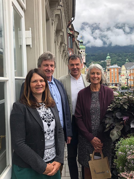 Sonthofen, die "Alpenstadt des Jahres" 2005, besuchte die Tiroler Landeshauptstadt, um sich mit Bürgermeister Georg Willi (2. v. r.) über den gleichnamigen Verein auszutauschen: (v. r.) Ingrid Fischer (3. Bürgermeisterin und Vereinsvorstand), Manfred Maier (Datenschutzbeauftragter) sowie Sonja Karnath (Fachbereichsleiterin Öffentlichkeitsarbeit).