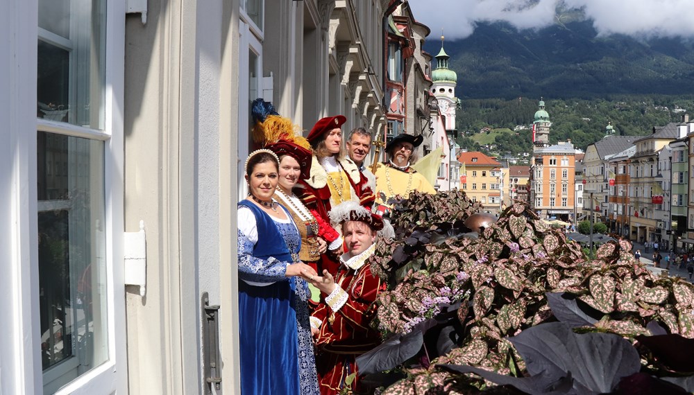 Das Renaissancefest in Schloss Ambras am 15. August zieht jedes Jahr viele Besucherinnen nach Innsbruck, manche davon in historischen Kostümen. Eine festlich gewandete Gruppe rund um den als Kaiser Maximilian I. gekleideten Alexander Oswald aus Neuburg folgten am Freitag einer Einladung des Bürgermeisters. Die Besucherinnen zeigten sich beeindruckt vom Ausblick auf Innsbruck, sowohl vom Balkon des Rathauses, als auch vom Goldenen Dachl und wurden ihrerseits auf ihrem Weg in Innsbrucks historische Altstadt bestaunt.