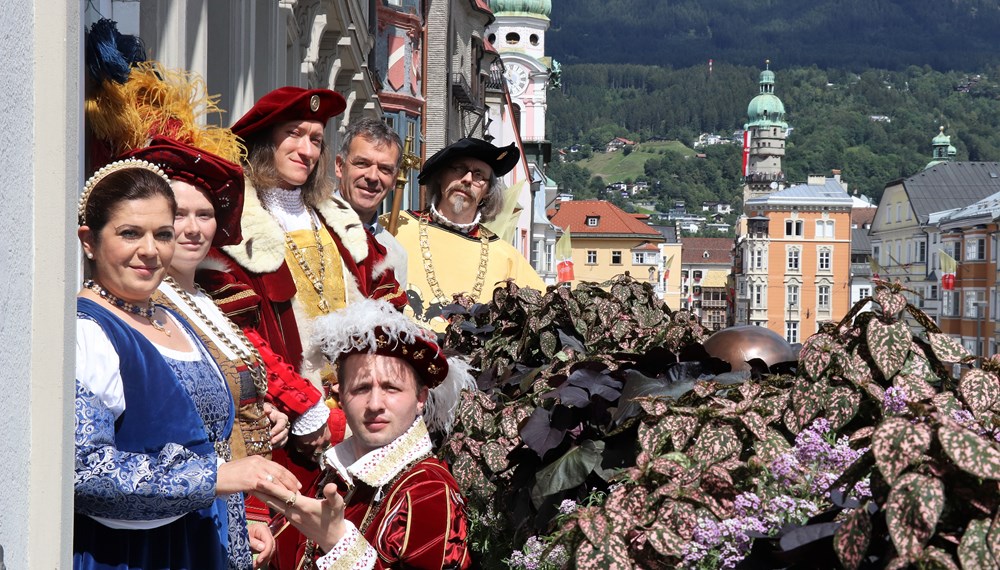 Das Renaissancefest in Schloss Ambras am 15. August zieht jedes Jahr viele Besucherinnen nach Innsbruck, manche davon in historischen Kostümen. Eine festlich gewandete Gruppe rund um den als Kaiser Maximilian I. gekleideten Alexander Oswald aus Neuburg folgten am Freitag einer Einladung des Bürgermeisters. Die Besucherinnen zeigten sich beeindruckt vom Ausblick auf Innsbruck, sowohl vom Balkon des Rathauses, als auch vom Goldenen Dachl und wurden ihrerseits auf ihrem Weg in Innsbrucks historische Altstadt bestaunt.