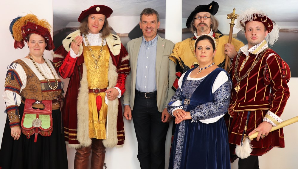 Das Renaissancefest in Schloss Ambras am 15. August zieht jedes Jahr viele Besucherinnen nach Innsbruck, manche davon in historischen Kostümen. Eine festlich gewandete Gruppe rund um den als Kaiser Maximilian I. gekleideten Alexander Oswald aus Neuburg folgten am Freitag einer Einladung des Bürgermeisters. Die Besucherinnen zeigten sich beeindruckt vom Ausblick auf Innsbruck, sowohl vom Balkon des Rathauses, als auch vom Goldenen Dachl und wurden ihrerseits auf ihrem Weg in Innsbrucks historische Altstadt bestaunt.