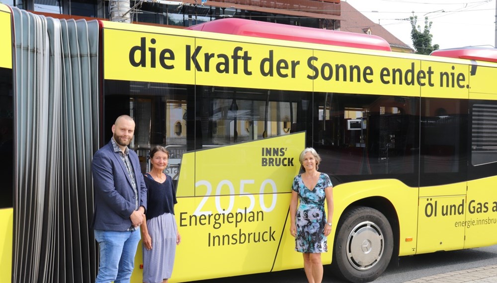 Im Zuge des von der Stadt Innsbruck entworfenen Energieplans 2050 ist ein Bus der Innsbrucker Verkehrsbetriebe (IVB) passend zum Thema gestaltet worden. Bei strahlendem Sonnenschein freuten sich über den ebenso strahlenden gelben, neuen Bus, René Soukopf (Projektverantwortlicher), Umweltstadträtin Uschi Schwarzl und die Leiterin des Energieplans 2050 Beatrix Frenckell (v.l.). JS