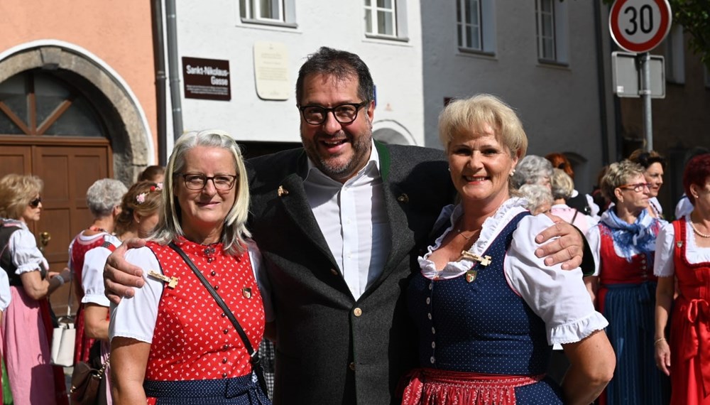 Nach einem herzlichen Empfang der Teilnehmerinnen des 17. Dirndltreffen durch Vizebürgermeister Franz X. Gruber ging es weiter zum Waltherpark, wo die Damen von der Faschingsgilde St. Nikolaus mit einem Gläschen Prosecco überrascht wurden. Bei einem Grillbuffet wurde am Nachmittag bei ausgelassener Stimmung gefeiert, gelacht und getanzt. Die netten Eindrücke dieses ganz besonderen Festes werden den 60 Dirndl-Trägerinnen wohl noch lange in guter Erinnerung bleiben. JS