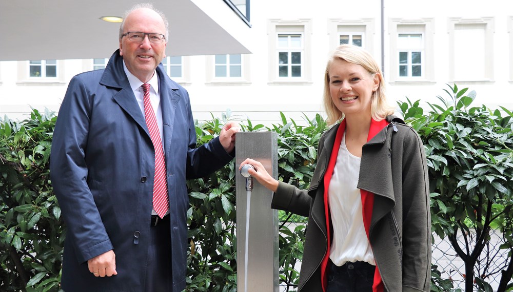 Gerade rechtzeitig zum Schulanfang wurde den Kindern der "Raben"-Klasse der Volksschule Innere Stadt der Wunsch nach einem Trinkbrunnen im Schulhof erfüllt. Bürgermeister Georg Willi, Bildungsstadträtin Elisabeth Mayr und der Vorstandsdirektor der Innsbrucker Kommunalbetriebe AG Helmuth Müller waren aus diesem Anlass eigens am ersten Schultag angerückt um den Brunnen an die strahlenden Volksschulkinder zu übergeben. In Zukunft ist damit auch in den Pausen am Schulhof gut für durstige Kinderkehlen gesorgt.