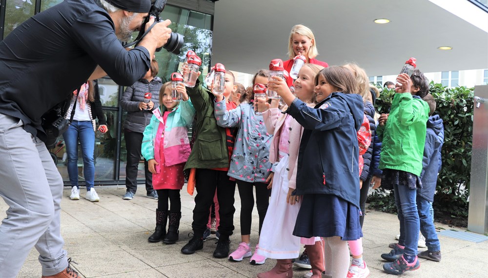 Gerade rechtzeitig zum Schulanfang wurde den Kindern der "Raben"-Klasse der Volksschule Innere Stadt der Wunsch nach einem Trinkbrunnen im Schulhof erfüllt. Bürgermeister Georg Willi, Bildungsstadträtin Elisabeth Mayr und der Vorstandsdirektor der Innsbrucker Kommunalbetriebe AG Helmuth Müller waren aus diesem Anlass eigens am ersten Schultag angerückt um den Brunnen an die strahlenden Volksschulkinder zu übergeben. In Zukunft ist damit auch in den Pausen am Schulhof gut für durstige Kinderkehlen gesorgt.