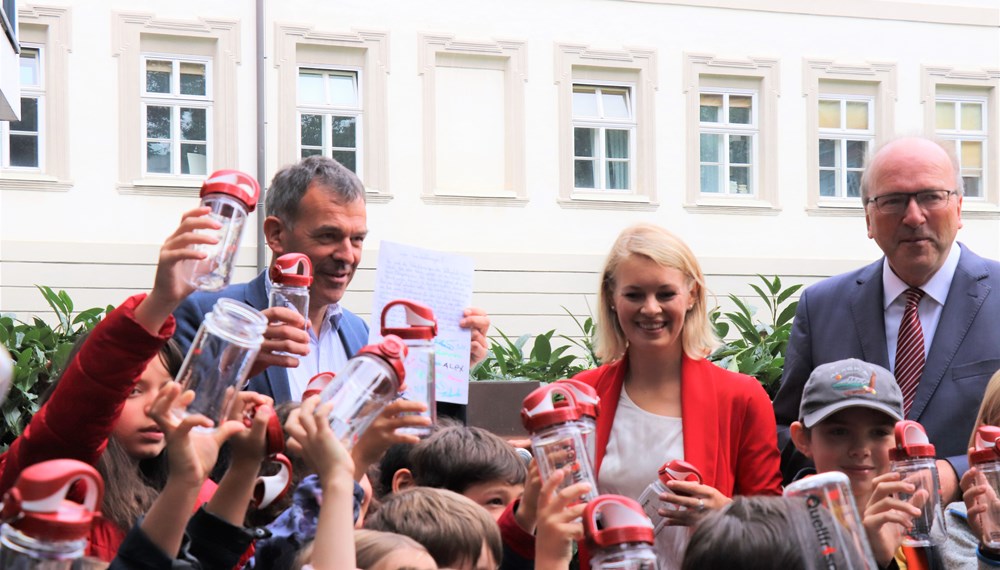 Gerade rechtzeitig zum Schulanfang wurde den Kindern der "Raben"-Klasse der Volksschule Innere Stadt der Wunsch nach einem Trinkbrunnen im Schulhof erfüllt. Bürgermeister Georg Willi, Bildungsstadträtin Elisabeth Mayr und der Vorstandsdirektor der Innsbrucker Kommunalbetriebe AG Helmuth Müller waren aus diesem Anlass eigens am ersten Schultag angerückt um den Brunnen an die strahlenden Volksschulkinder zu übergeben. In Zukunft ist damit auch in den Pausen am Schulhof gut für durstige Kinderkehlen gesorgt.