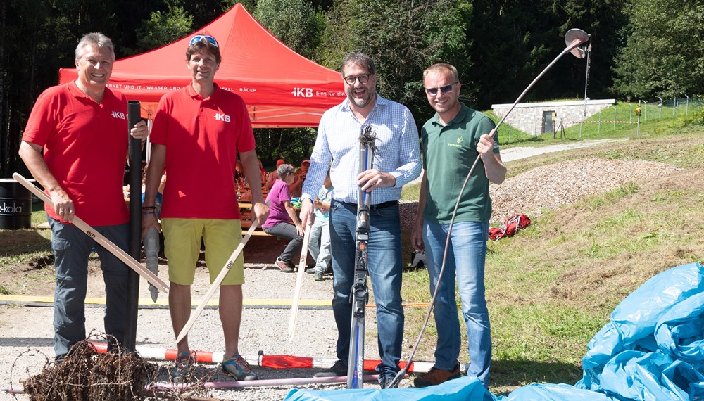 Reinhard Oberguggenberger, Andreas Schaber (beide IKB), Vizebürgermeister Franz X. Gruber sowie Albuin Neuner (Forstamt; v. l.) beim Bergputz auf der Nordkette.