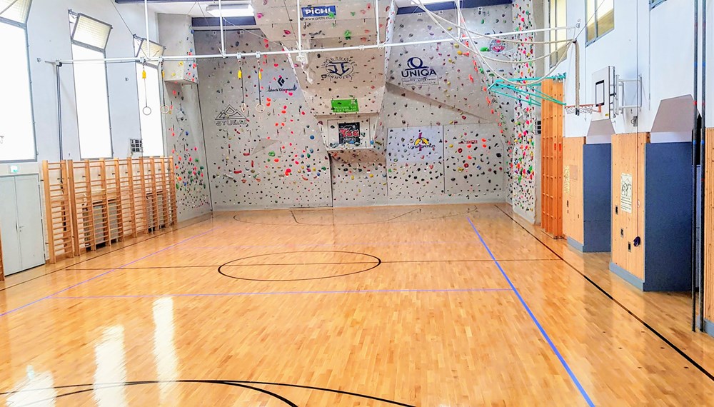 In einer der beiden Hallen wurde mit Unterstützung der Stadt Innsbruck ein neuer Boder verlegt.
