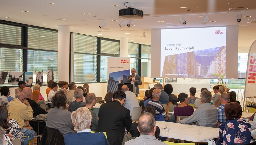 Großes Interesse: Zahlreiche BürgerInnen aus dem Stadtteil Pradl nahmen aktiv an der Auftaktveranstaltung teil.