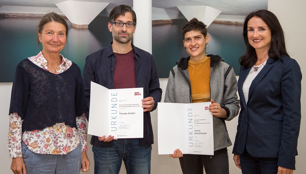 Thomas Amann und Antonia Manhartsberger mit Kulturstadträtin Uschi Schwarzl (li.) und Cornelia Spuller (re., Referat Kulturentwicklung und Förderungen)