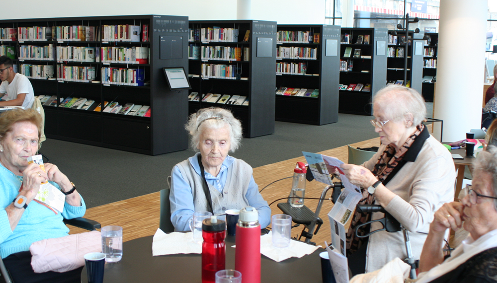 Anfang Juli gingen zehn BewohnerInnen des Wohnheim Tivoli begleitet von zwei ErgotherapeutenInnen und ehrenamtlichen MitarbeiternInnen zu Fuß auf Erkundungstour und besichtigten die neue Stadtbibliothek. Im Rahmen der Therapiegruppe „Lebensfreude“ wurde den SeniorenInnen der Wunsch nach einer Führung durch die Bücherregale erfüllt. Bei einer anschließenden Jause und Kaffee im hinteren Bereich der Bibliothek blieb noch genügend Zeit, sich über den schönen Ausflug auszutauschen. JS