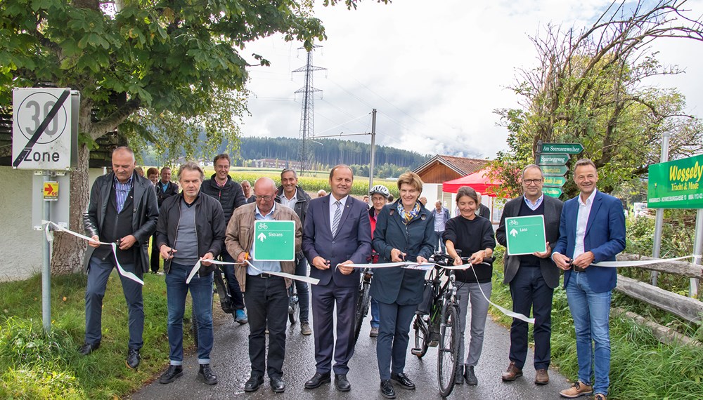 Der Rundradweg im Süden der Landeshauptstadt wurde offiziell eröffnet: Karl Gostner (Obmann Innsbruck Tourismus), Thomas Pupp (Leiter Arbeitsgruppe Rad), Josef Kofler (Bürgermeister Sistrans und Obmann Vitalregion), Landeshauptmann-Stellvertreter Josef Geisler, Vizebürgermeisterin Christine Oppitz-Plörer (Obmann-Stellvertreterin Vitalregion), Mobilitätsstadträtin Uschi Schwarzl, Benedikt Erhart (Bürgermeister Lans) und Christian Molzer (Vorstand Abt. Verkehr und Straße; v. l.).