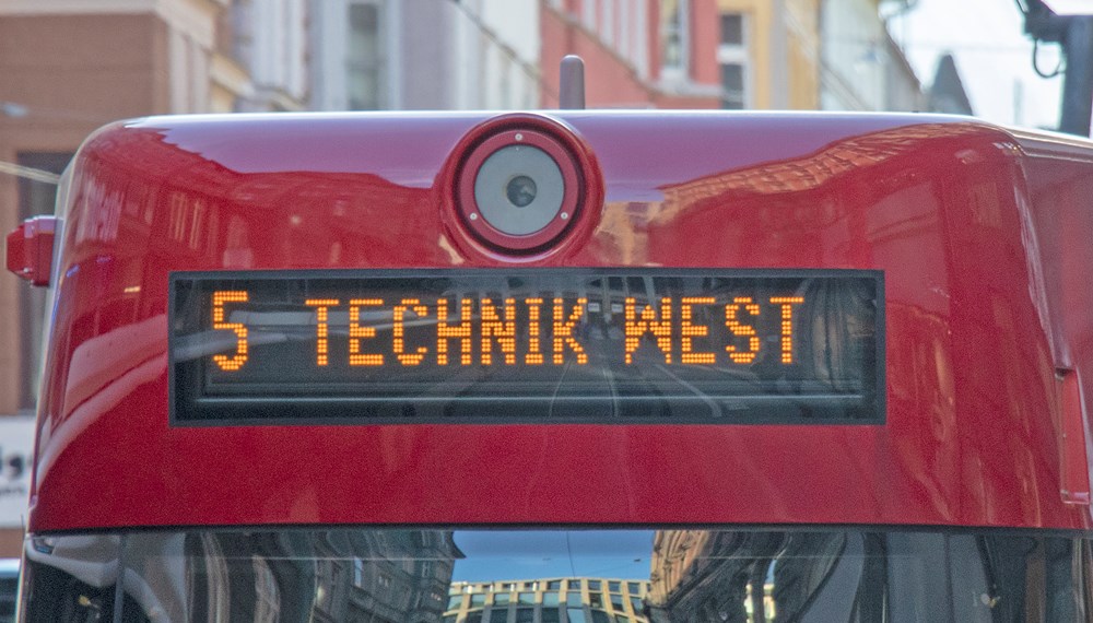 Im Oktober erfolgt der Umbau der Parkstreifen im westlichen Teil der Technikerstraße. Das Längsparken soll den reibungslosen Betrieb der Straßenbahn in diesem Bereich sicherstellen.