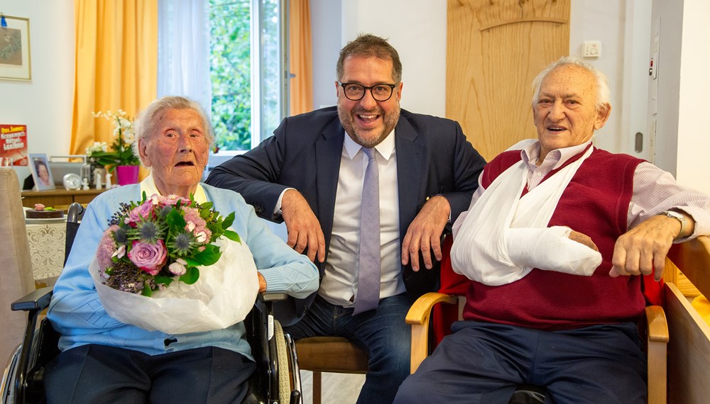 Der schöne Blumenstrauß gefiel Aloisia Przetacki sehr. Marian Przetacki freute sich über die gute Flasche Rotwein, die Vizebürgermeister Franz X. Gruber anlässlich des 70. Hochzeitsjubiläums übergab.