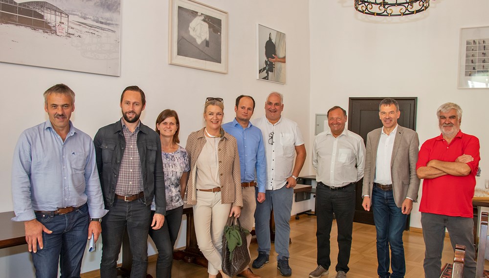 Bürgermeister Georg Willi und seine Gattin Katharina empfingen kürzlich im Historischen Bürgersaal der Stadt Innsbruck BürgermeisterInnen aus Vorarlberg. Die KollegInnen aus den Gemeinden des vorderen Bregenzerwaldes haben sich 2009 in Zusammenarbeit mit dem Energieinstitut Vorarlberg zur Energieregion Vorderwald zusammengeschlossen. Im Rahmen der Klima- und Energiemodellregion probieren die Gemeinden pilothaft neue Wege aus und setzen in ihren Ortschaften zahlreiche Projekte und Maßnahmen im Bereich des Klimaschutzes um. Unterstützt von Klima- und Energiefonds soll die Abhängigkeit von fossilen Energieträgern reduziert und die Energieversorgung langfristig aus heimischer Biomasse, Wasser und Sonne sichergestellt werden. Neben der nachhaltigen Energieversorgung ist die Steigerung der Energieeffizienz erklärtes Ziel. Im Anschluss ging es für die Gäste aus dem Ländle noch auf den Stadtturm mit Blick auf die Innsbrucker Bergwelt.