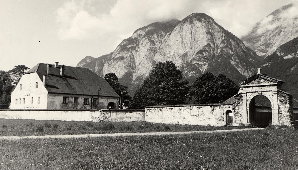 Ansicht des Tiergartens in Innsbruck gegen Nordwesten. Zu sehen sind die Ummauerung mit Eingangsbogen und der Pulverturm.
