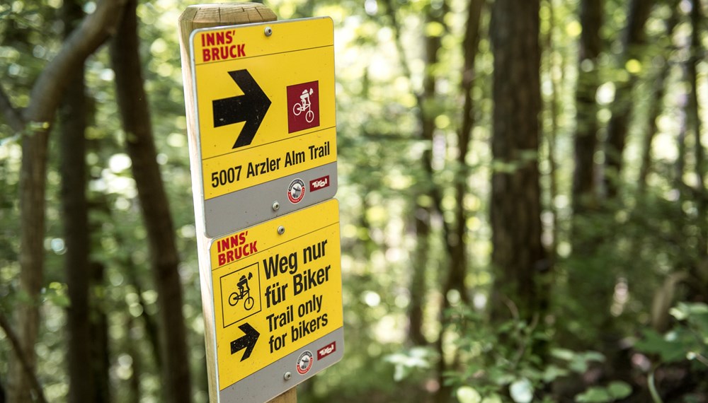 Arzler Alm Trail: Vier Kilometer Downhill-Spaß mit neuen "flowigen" Sprüngen steht für die Bike-Sportlerinnen wieder bereit.