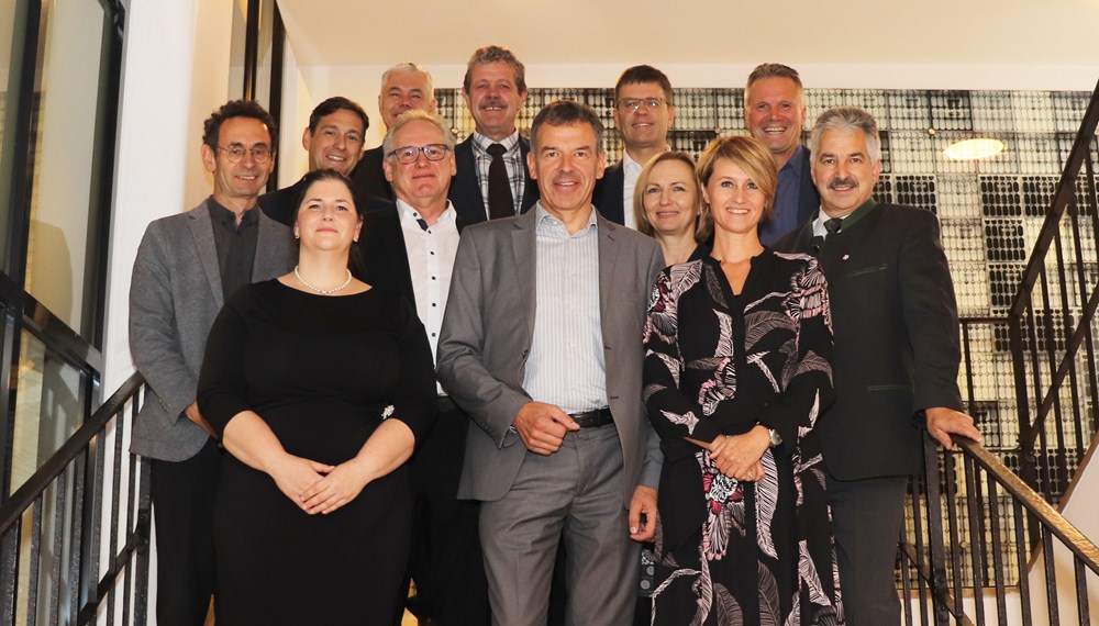 Bürgermeister Georg Willi und Magistratsdirektor Bernhard Holas begrüßten die Tiroler Bezirkshauptleute im Innsbrucker Rathaus zur jährlichen Bezirkshauptleute-Konferenz. Diese dient sowohl zum Gedanken- und Ideenaustausch, als auch zur Diskussion aktueller Themen.
1. Reihe v. l.: Olga Reisner (BH Lienz), Bürgermeister Georg Willi, Katharina Rumpf (BH Reutte);
2. Reihe v. l.: Michael Berger (BH Kitzbühel), Magistratsdirektor Bernhard Holas, Landesamtsdirektor-Stv.in Barbara Soder, Raimund Waldner (BH Imst);
3. Reihe v. l.: Landesamtsdirektor Herbert Forster, Michael Kirchmair (BH Innsbruck), Markus Maaß (BH Landeck), Michael Brandl (BH Schwaz), Christoph Platzgummer (BH Kufstein)
