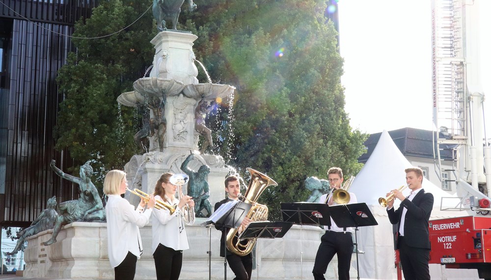 „Willkommen Leopold“: Das restaurierte Reiterstandbild wurde auch musikalisch durch das Bläserquintett „R.E.T. Chamber Brass“ der städtischen Musikschule willkommen geheißen.
