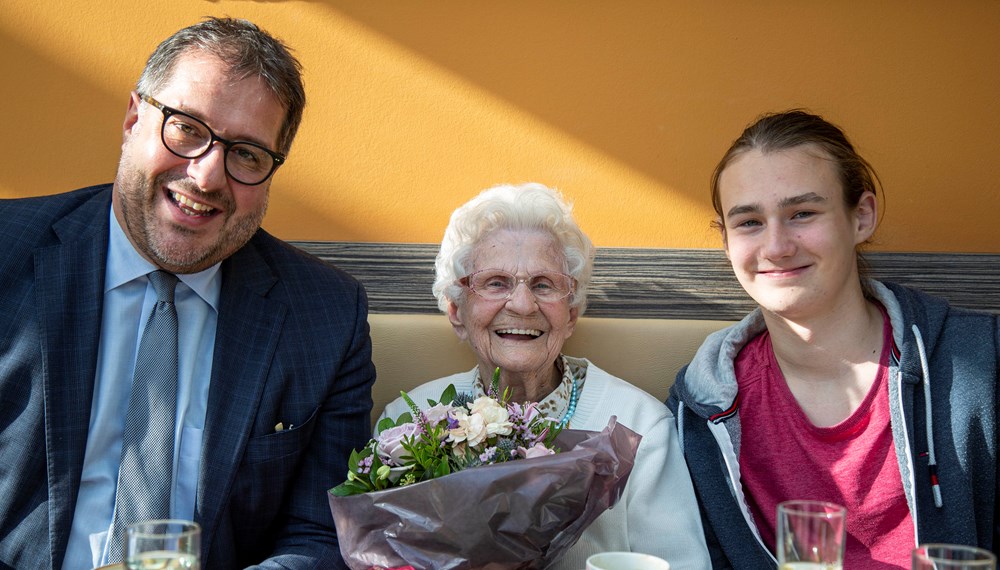 Die Jubilarin, Dorothea Spitznagel, und Urenkel Ferdinand freuten sich sehr über die Geburtsgrüße der Stadt Innsbruck, überbracht von Vizebürgermeister Franz X. Gruber.