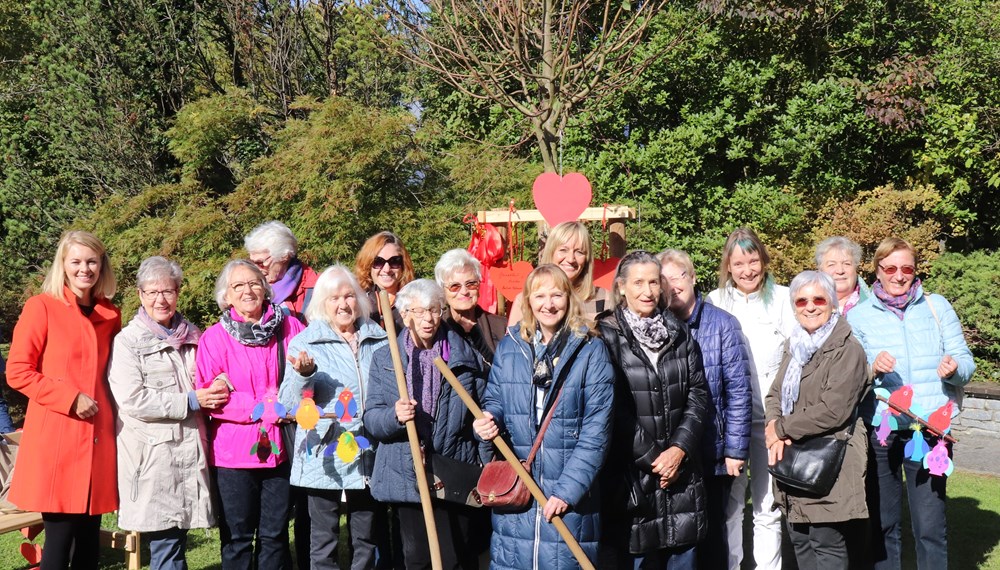 Anlässlich ihres Namenstages am 12. Oktober trafen sich 15 Herlinden, diesmal bei der Volksschule Igls. Heuer wurde eine Linde im Schulgarten als zukünftiger Schattenspender gepflanzt. Die Linde stand auch bei den Liedern und Gedichten der SchülerInnen im Mittelpunkt, die sie im Beisein von Stadträtin Elisabeth Mayr (li.) zum Besten gaben. Aus fünf Frauen namens "Herlinde" beim ersten Treffen im Jahr 1999 sind mittlerweile 15 geworden, die sich jährlich zu ihrem Namenstag treffen.