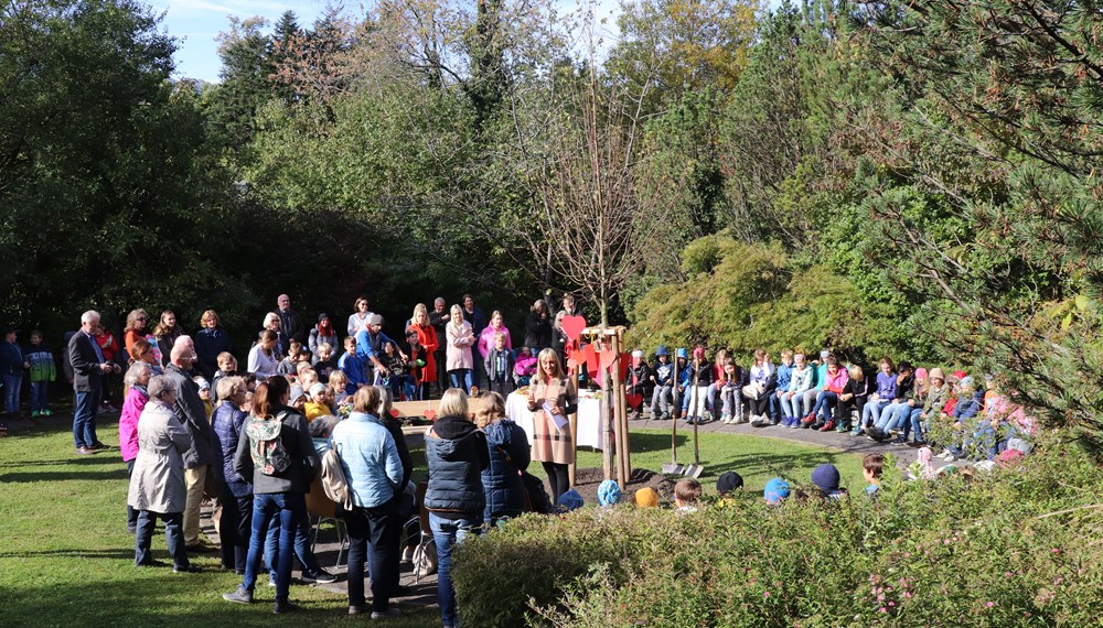 Anlässlich ihres Namenstages am 12. Oktober trafen sich 15 Herlinden, diesmal bei der Volksschule Igls. Heuer wurde eine Linde im Schulgarten als zukünftiger Schattenspender gepflanzt. Die Linde stand auch bei den Liedern und Gedichten der SchülerInnen im Mittelpunkt, die sie im Beisein von Stadträtin Elisabeth Mayr (li.) zum Besten gaben. Aus fünf Frauen namens "Herlinde" beim ersten Treffen im Jahr 1999 sind mittlerweile 15 geworden, die sich jährlich zu ihrem Namenstag treffen.