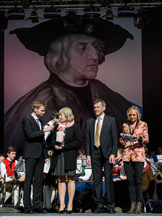 Rund 35.000 BesucherInnen feierten am 12. Oktober den Abschluss des Maximilianjahres 2019. „Maximilian verdanken wir es, dass Innsbruck ein bedeutender Ort in Europa geworden ist. Im ablaufenden Maximilianjahr hat es für die Bevölkerung zahlreiche Gelegenheiten gegeben, sich mit der historischen Figur auseinanderzusetzen“, resümierte Bürgermeister Georg Willi. Ein umfassendes Kultur- und Bildungsprogramm mit über 250 Veranstaltungen für die ganze Familie stellte heuer den Habsburgerkaiser weit über die Grenzen Tirols hinaus in den Mittelpunkt.