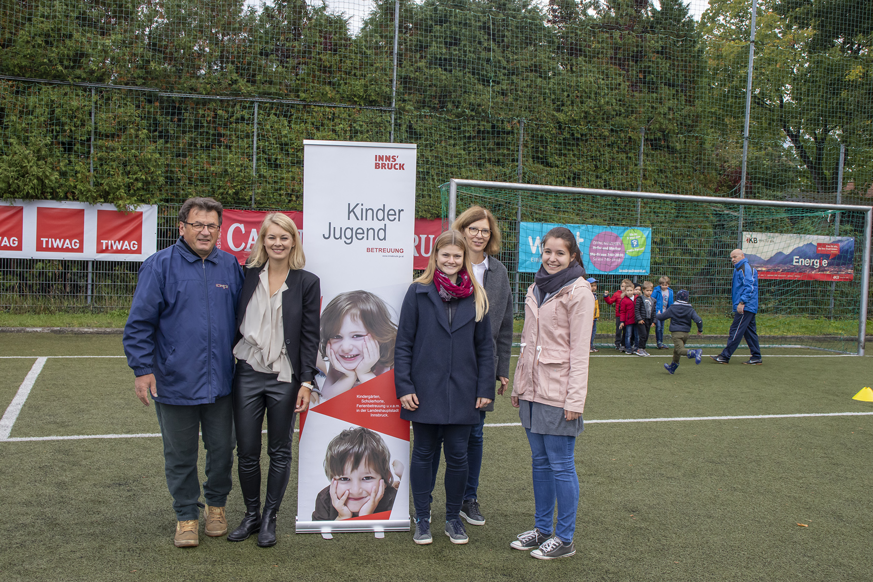 Ante Polzinger (Obmann SK Wilten), Stadträtin Elisabeth Mayr, Karoline Ammon (Bereichskoordinatorin), Amtsvorständin Martina Zabernig (Kinder, Jugend und Generationen) sowie Kindergartenleiterin Andrea Karrer (KG Innerkoflerstraße) überzeugten sich vom Training des SK Wilten am Besele-Platz (v. l.).