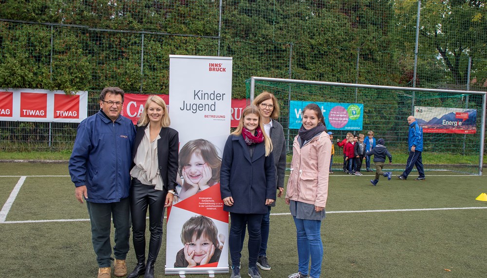 Ante Polzinger (Obmann SK Wilten), Stadträtin Elisabeth Mayr, Karoline Ammon (Bereichskoordinatorin), Amtsvorständin Martina Zabernig (Kinder, Jugend und Generationen) sowie Kindergartenleiterin Andrea Karrer (KG Innerkoflerstraße) überzeugten sich vom Training des SK Wilten am Besele-Platz (v. l.).
