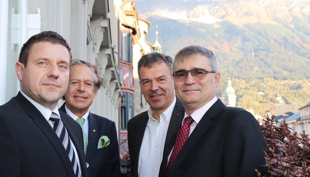 Bürgermeister Georg Willi (2.v.r.) begrüßte den Botschafter der slowakischen Republik Peter Misik (r.), Botschaftsrat und Konsul Roman Feješ (l.) sowie Honorarkonsul Jürgen Bodenseer (2.v.l.) bei herbstlicher Morgensonne im Rathaus in Innsbruck. Dabei tauschten sie sich über aktuelle Themen aus und intensivierten ihre Beziehungen.