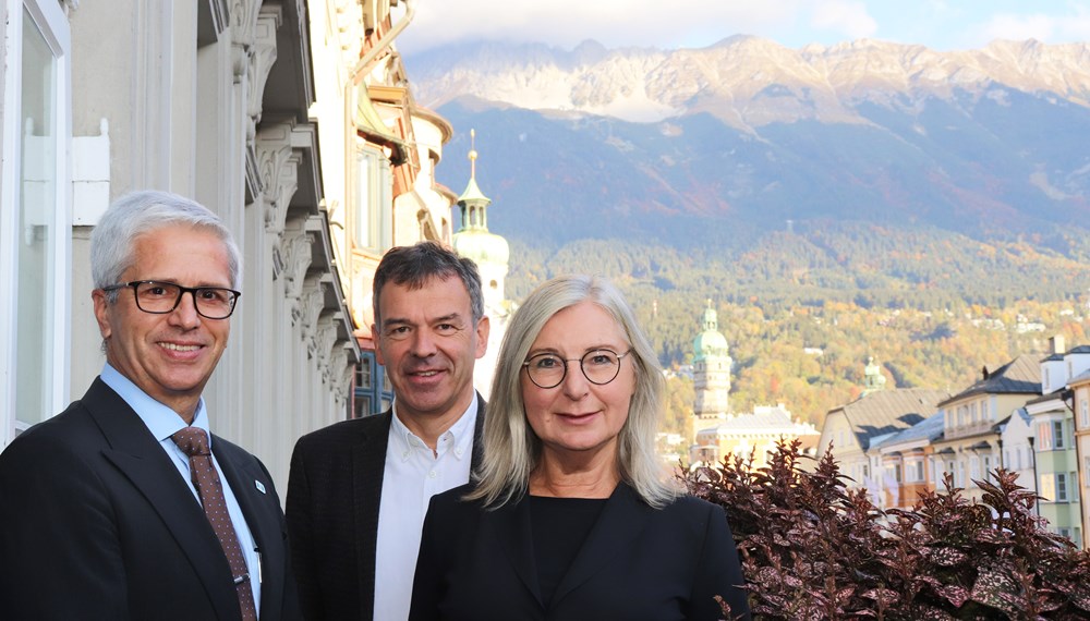 Die Vizepräsidentin von SOS-Kinderdorf International Gitta Trauernicht (r.) und CEO Norbert Meder (l.) statteten Bürgermeister Georg Willi (M.) einen Besuch im Innsbrucker Rathaus ab. Beim ersten Kennenlernen tauschten sie sich über Möglichkeiten der Zusammenarbeit und aktuelle Themen aus.