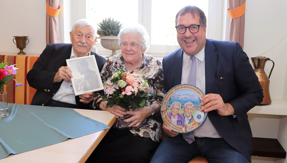 Ein Foto von sich beim Bergsteigen und eine Ehrenscheibe der Schützengesellschaft Hötting – das Eiserne Ehepaar Franz und Frieda Bichler gab Vizebürgermeister Franz X. Gruber einen Einblick in ihr gemeinsames Leben.