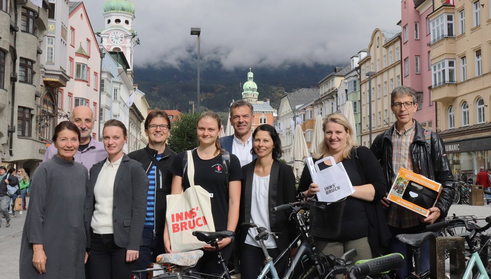Mobilitätsstadträtin Uschi Schwarzl, Christian Schoder und Teresa Kallsperger (Fuß- und Radkoordination; v.l.) und Bürgermeister Georg Willi (M.) gratulierten den GewinnerInnen Claudia Wicht (3.v.r.) und Iris Schlick-Steiner (5.v.r.) zum ersten Platz, Friederike Steiner (2.v.r.) zum zweiten Platz sowie Markus Pinter (4.v.l.) und Hannes Jarosch (r.) zum dritten Platz.