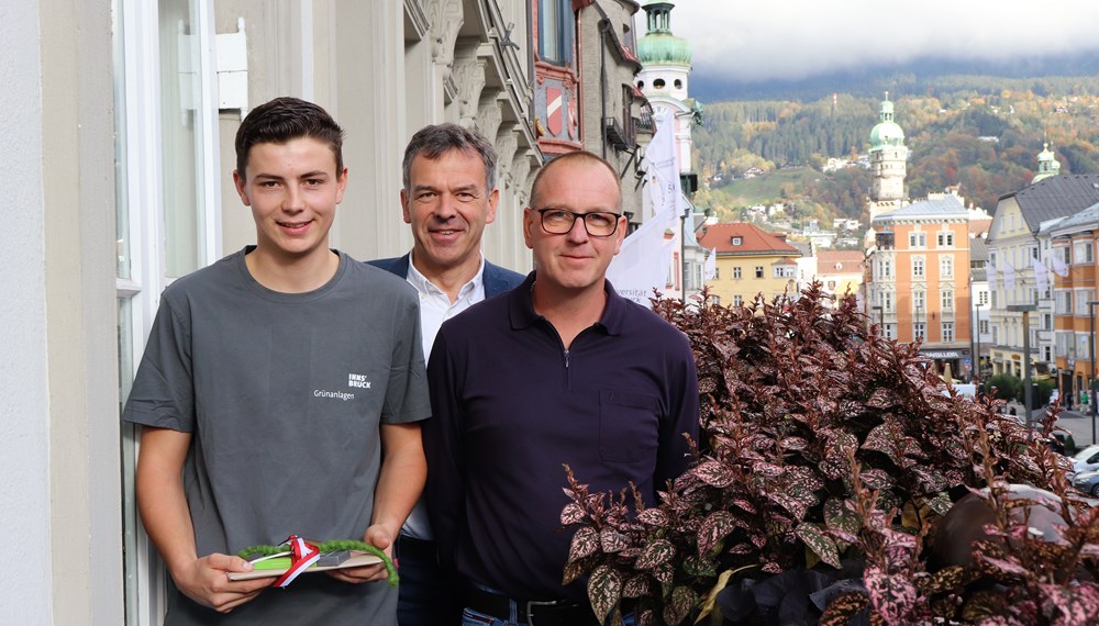 Seit drei Jahren wird Johannes Kirchebner (l.) bei der Stadt Innsbruck, genauer gesagt im Amt für Grünanlagen, zum Landschaftsgärtner ausgebildet. Für seine ausgezeichneten Leistungen während der Lehre, die er in Kürze abschließen kann, wurde ihm im Rahmen der Begabtenförderung für Lehrlinge eine Prämie vom Land Tirol zuerkannt. Neben zahlreichen Gratulationen erhielt er von Bürgermeister Georg Willi auch ein Zugticket nach Meran sowie eine Eintrittskarte in den Botanischen Garten beim Schloss Trauttmansdorff, das für seine beeindruckende Gartenlandschaft bekannt ist. Beruflich wird Johannes Kirchebner dem Stadtmagistrat auch künftig treu bleiben: Fix angestellt wird er zukünftig die Baumpflegetruppe verstärken. Gerade das Arbeiten im Freien habe den naturverbundenen Stadtbediensteten schon immer gereizt und auch das Team sei perfekt. Das freut auch den Lehrlingsbeauftragten des Amtes für Grünanlagen, Robert Mair, der ihm in Zusammenarbeit mit den Lehrlingsausbildnern während seiner Ausbildung mit Rat und Tat zur Seite stand. (AA)