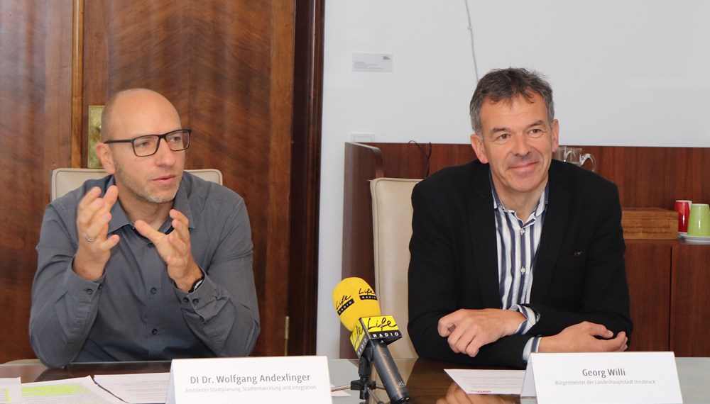 Wolfgang Andexlinger, Leiter des Amtes für Stadtplanung, (l.) und Bürgermeister Georg Willi informierten über das EUROPAN-Forum und sprachen über das städtebauliche Entwicklungspotential Innsbrucks.
