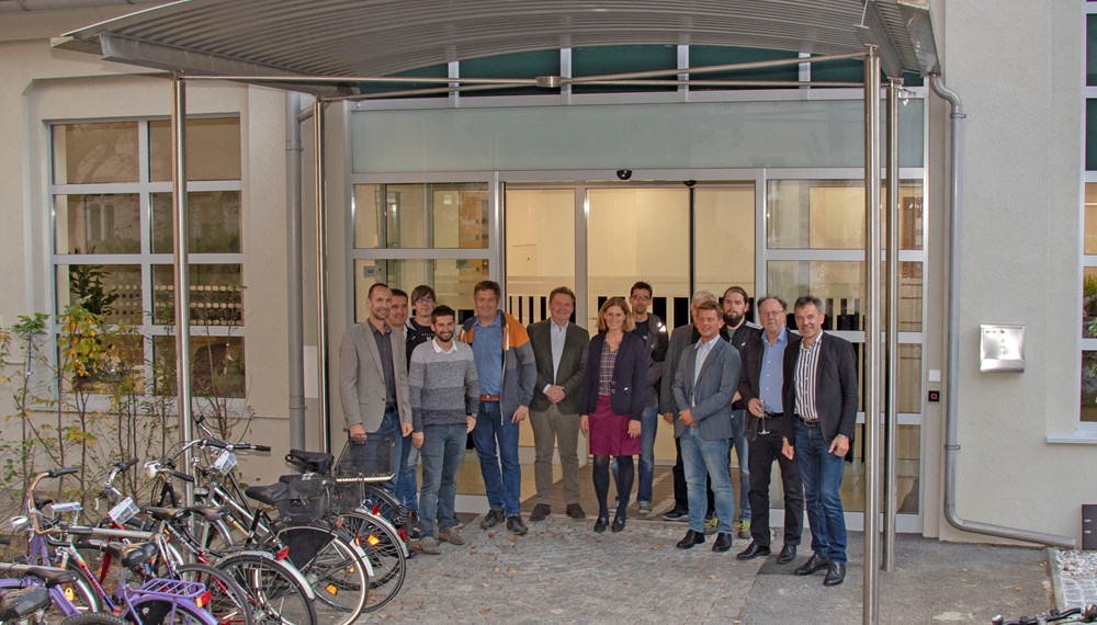 Anlässlich des erfolgreichen Abschlusses der Umbau- und Adaptierungsarbeiten der ehemaligen Stadtbücherei in der Colingasse 5a lud Bürgermeister Georg Willi (r.) die am Bau beteiligten Firmen zu einem Umtrunk ein. Bürgermeister Willi dankte den Anwesenden für Ihren Einsatz, ohne den die mit dreieinhalb Monate sehr kurze Bauzeit nicht möglich gewesen wäre. Ein spezielles Dankeschön ging an den Projektleiter der Innsbrucker Immobilien GmbH (IIG), Georg Preyer (l.), an Amtsvorstand Herbert Kronlecher (Mitte), der die Bauaufsicht überhatte, sowie an den Architekten Erich Wucherer (2.v.r.).
In der Colingasse 5a befinden sich nun die Geschäftsstellen „Kommunikation und Medien“ und „Bürgerinnen- und Bürgerbeteiligung“ sowie das „Innsbruck Marketing“ unter einem Dach. Das Haus ist Heimat für ein Modellprojekt, das auf offenes, mobiles und vor allem vernetztes Arbeiten setzt.