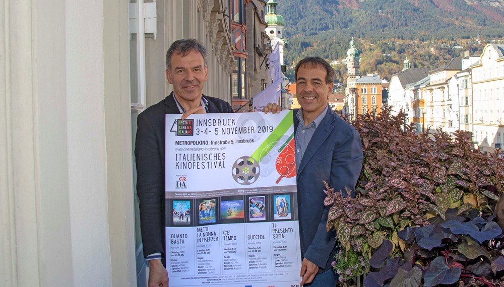 Vom 3. bis zum 5. November 2019 findet im Metropolkino bereits zum 4. Mal das „Festival Cinema Italiano“ statt. Das italienische Kinofestival wird vom Dante-Alighieri-Institut aus Innsbruck veranstaltet. Vor Kurzem stattet der Präsident des Sprach- und Kulturzentrums, Pietro Salituri, Bürgermeister Georg Willi einen Besuch ab und lud das Stadtoberhaupt zum Filmfestival ein. Für italienische FilmliebhaberInnen ergibt sich an diesen drei Veranstaltungstagen die Gelegenheit, fünf neu erschienene Filme in Originalsprache mit deutschen bzw. englischen Untertiteln zu sehen. Die „Società Dante Alighieri“ ist eine weltweite Organisation, welche Sprach- und Kulturkurse anbietet. In Innsbruck gibt es die Non-Profit-Organisation seit 2011. Die Einrichtung gibt durch unterschiedliche Angebote einen interessanten Einblick in die italienische Kultur. Sie leistet einen wichtigen Beitrag zum kulturellen Austausch zwischen Italien und der Landeshauptstadt Innsbruck.