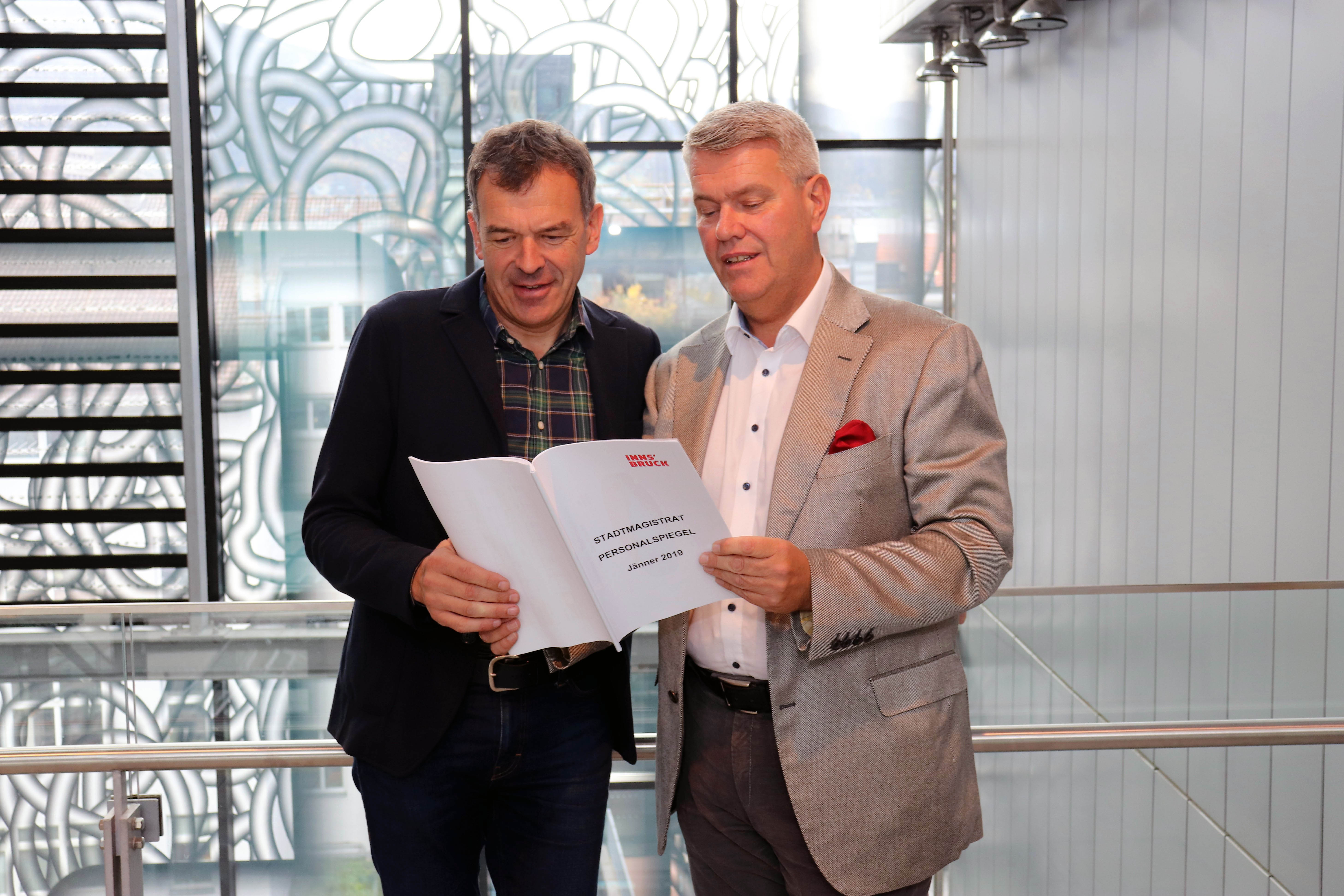 Personalreferent und Bürgermeister Georg Willi gab gemeinsam mit Personalchef Ferdinand Neu (r.) Einblicke in den Arbeitgeber Stadtmagistrat Innsbruck.