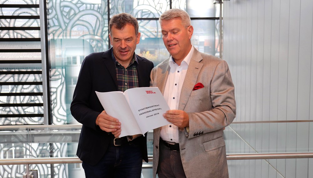 Personalreferent und Bürgermeister Georg Willi gab gemeinsam mit Personalchef Ferdinand Neu (r.) Einblicke in den Arbeitgeber Stadtmagistrat Innsbruck.