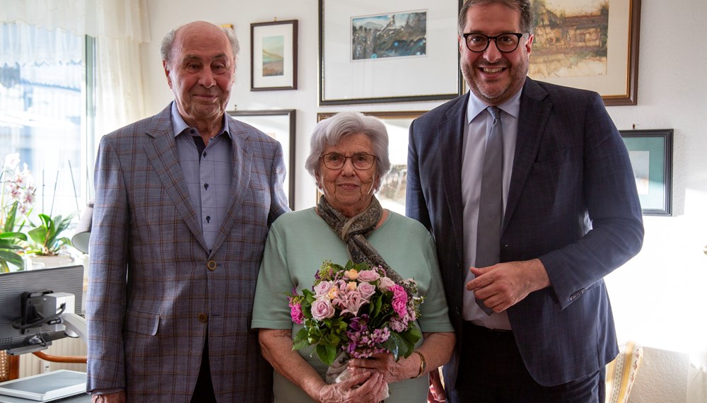 Das Jubelpaar, Walter und Vitoria Kefer, begrüßte Vizebürgermeister Franz X. Gruber in seiner Wohnung in der Radetzkystraße anlässlich des Besuches zur Eisernen Hochzeit.