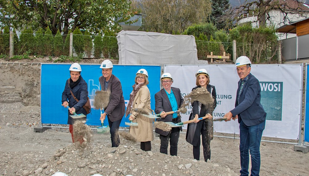 Architekt Sebastian Neuschmid, Franz Mariacher (TIGEWOSI) Landesrätin Beate Palfrader, Verbandsleiterin Monika Mück-Egg (GVT), Landesrätin Gabriele Fischer, und Bürgermeister Georg Willi beim Spatenstich für das neue Gehörlosenzentrum Tirol (v. l.).