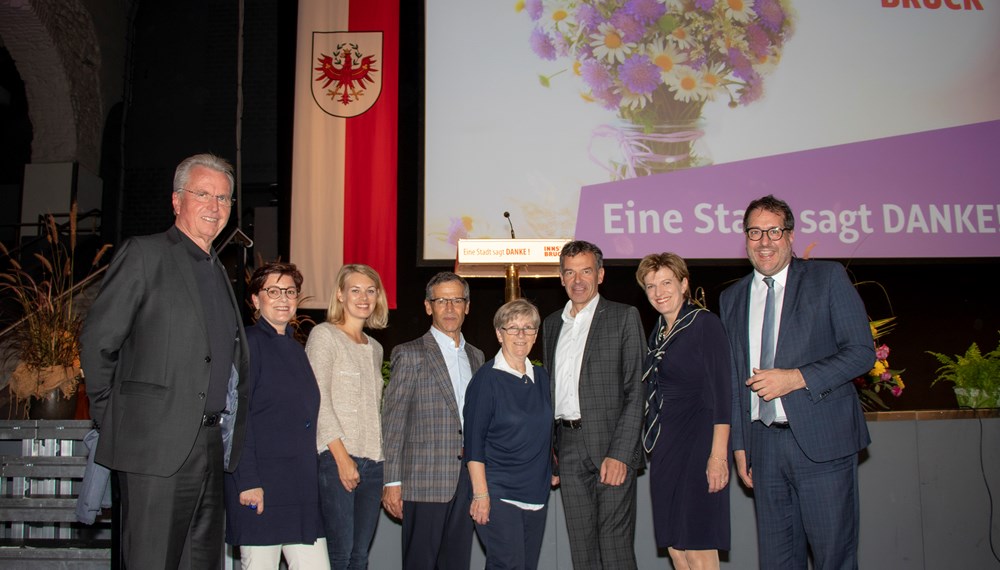 Bürgermeister Georg Willi (3.v.r.) und Vizebürgermeister Franz X. Gruber (r.) gratulierten den Geburtstagskindern gemeinsam mit Mitgliedern des Stadtsenats zum runden Jubiläum. Stellvertretend am Bild die beiden JuilarInnen Heidi und Luis Niedertscheider von der Seniorenstube der Pfarre St. Pius (M.).